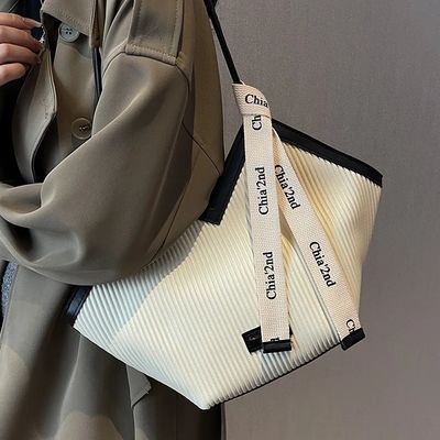 カシミール製の内膜素材とロック装飾の学生用のスタイリッシュなトートバッグ