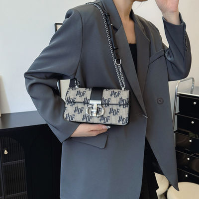 レトロレター プリント チェーン ロング ショルダー ストラップ 女性用 クロスボディ バッグ 閉じるタイプ ZIP
