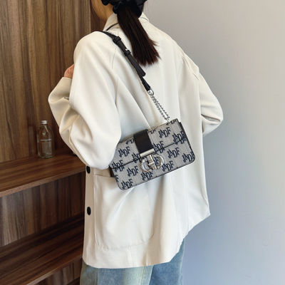 レトロレター プリント チェーン ロング ショルダー ストラップ 女性用 クロスボディ バッグ 閉じるタイプ ZIP
