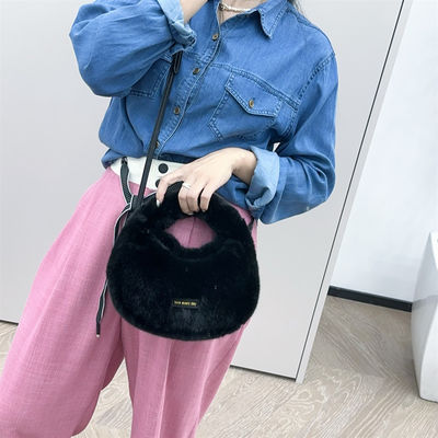冬茶色 ミニフォックスフール ハンドバッグ ロングチェーン 洗練された女性のための毛深いフール バッグ