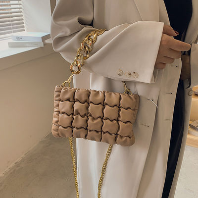 カスタマイズされたロゴ印刷 PU革のハンドバッグ チェーンデザインのスタイリッシュな女性の財布