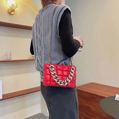 カスタマイズされたロゴ印刷 PU革のハンドバッグ チェーンデザインのスタイリッシュな女性の財布