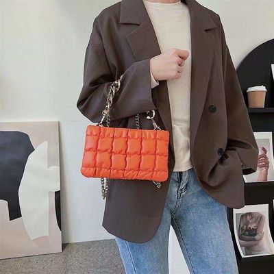 カスタマイズされたロゴ印刷 PU革のハンドバッグ チェーンデザインのスタイリッシュな女性の財布