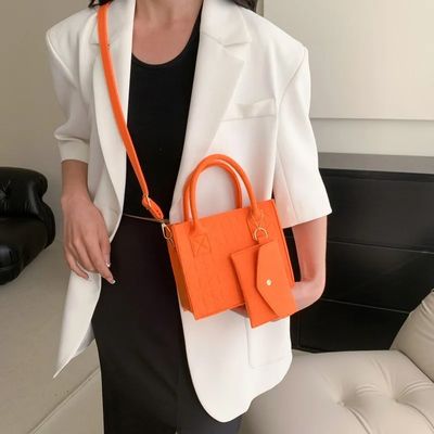 スタイリッシュな女性のためのヴィンテージスタイルフェルトショルダーバッグ