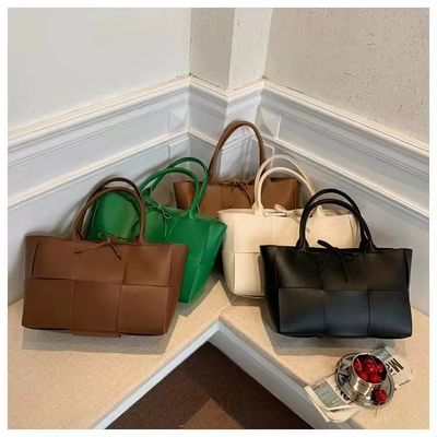 開閉式 女性用 トートバッグ 大容量 豪華型 PU革のショルダーバッグ